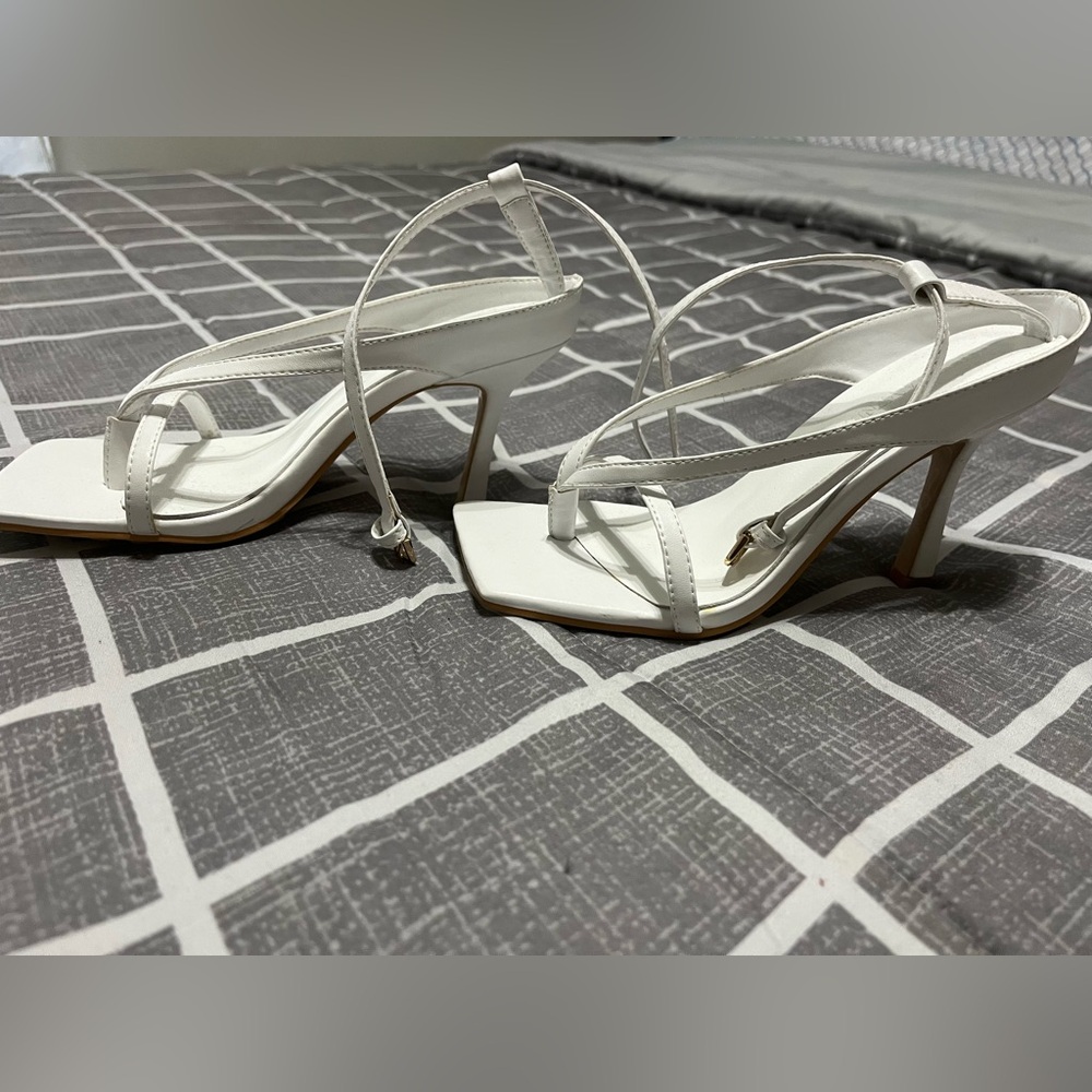 White “Stretch” Bottega Veneta sandals. Size 35
